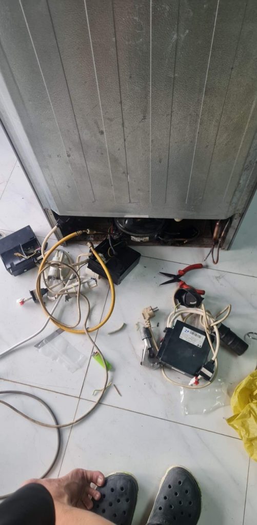 Kiểm tra bo khi sửa tủ lạnh tận nhà Kiểm tra bo khi sửa tủ lạnh tận nhà
