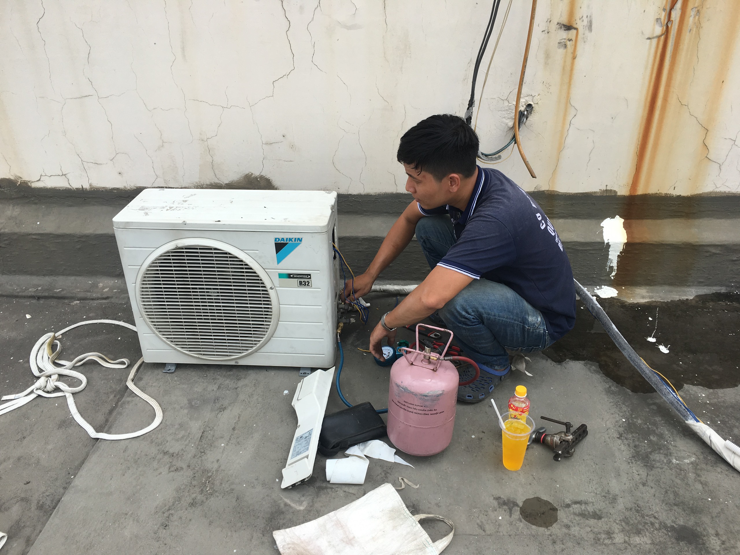 Sửa máy lạnh bị xì ga